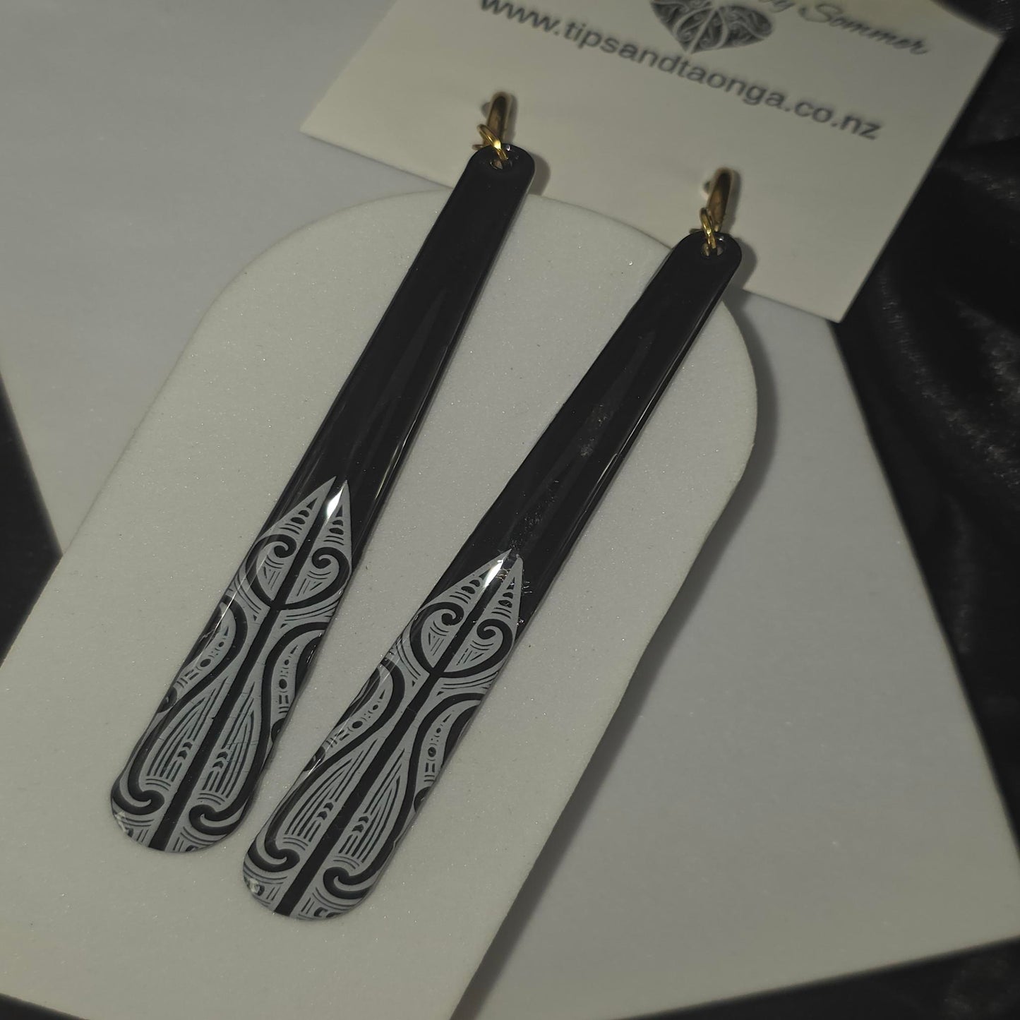 White on black | Long roimata